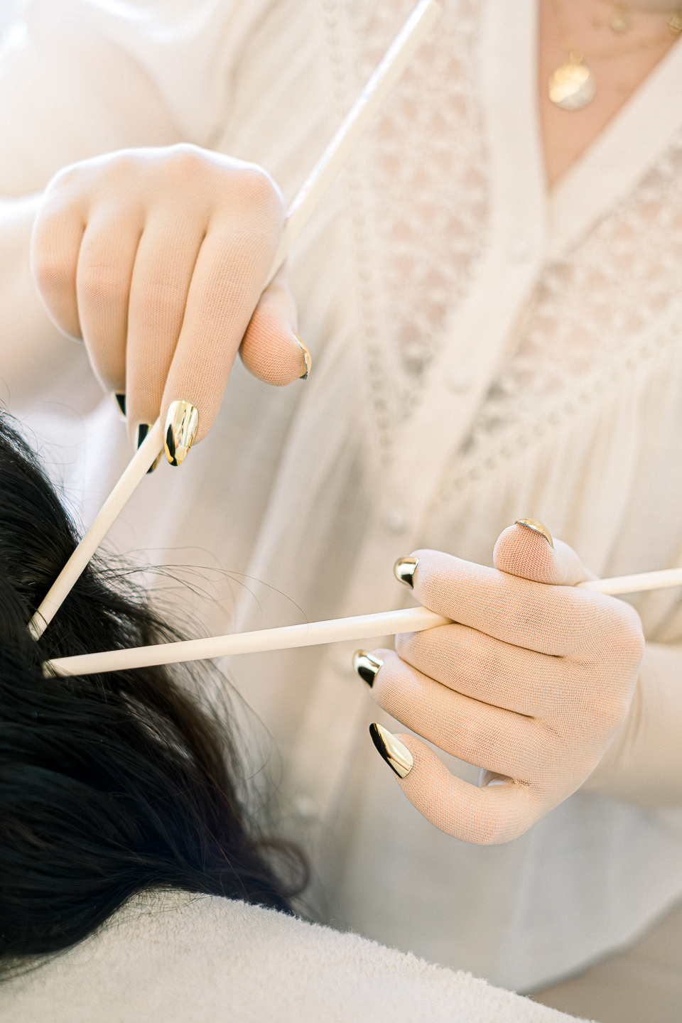 baguettes dans les cheveux - scratching massage